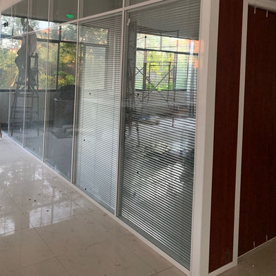 calidad  Easy Installation Highlight White Color Aluminum Partition And Glass Partition For Office Hotel And Hospitals fábrica